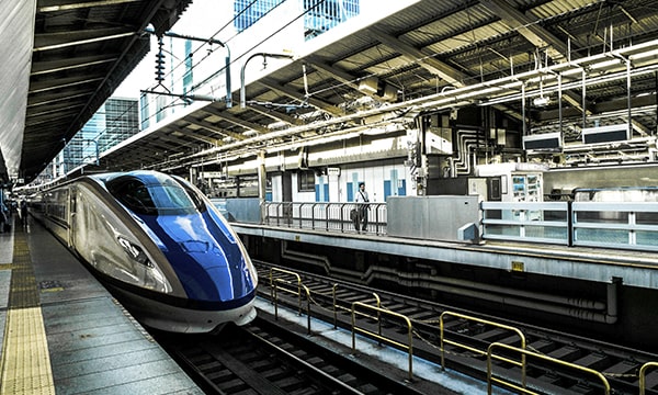 Tren de alta velocidad en una estación